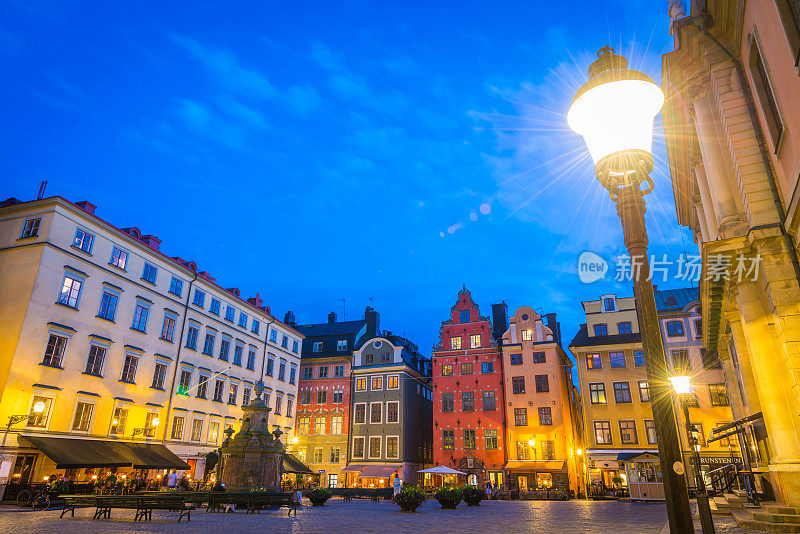 斯德哥尔摩夜晚温暖的灯光在Stortorget Gamla Stan瑞典